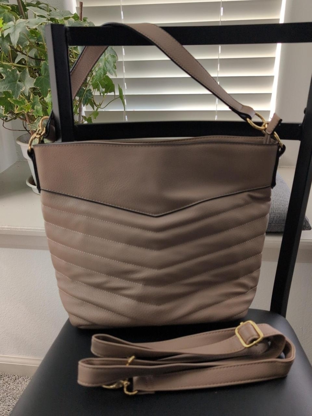 Nicole Miller, New York Brown leather crossbody bag with adjustable straps